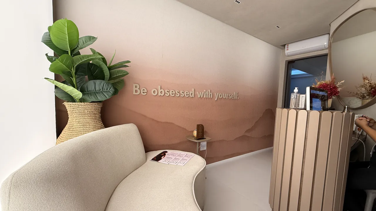 Recepção da clínica boutique de harmonização facial da Dra. Malu, no Centro de Curitiba